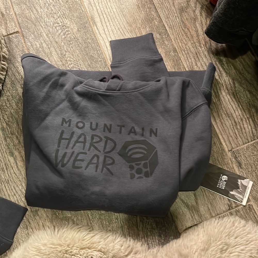 New with tags Mountain Hardwear hooded sweatshirt